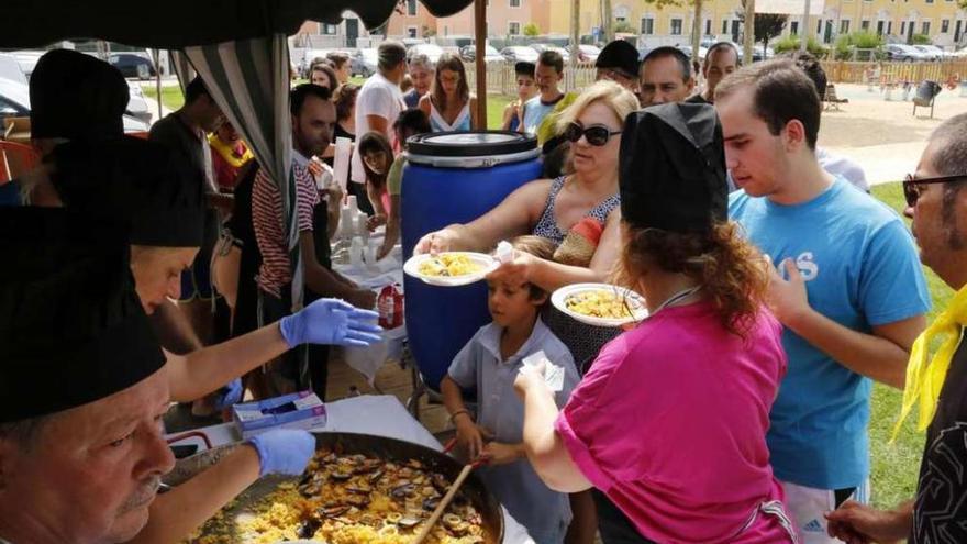 Una gran paella, punto y final de las fiestas de Siglo XXI