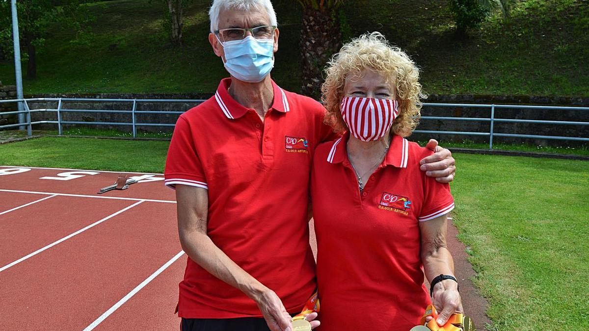 Los hermanos Rafael y María Area muestran las cinco medallas de oro que han conseguido. | Borja García