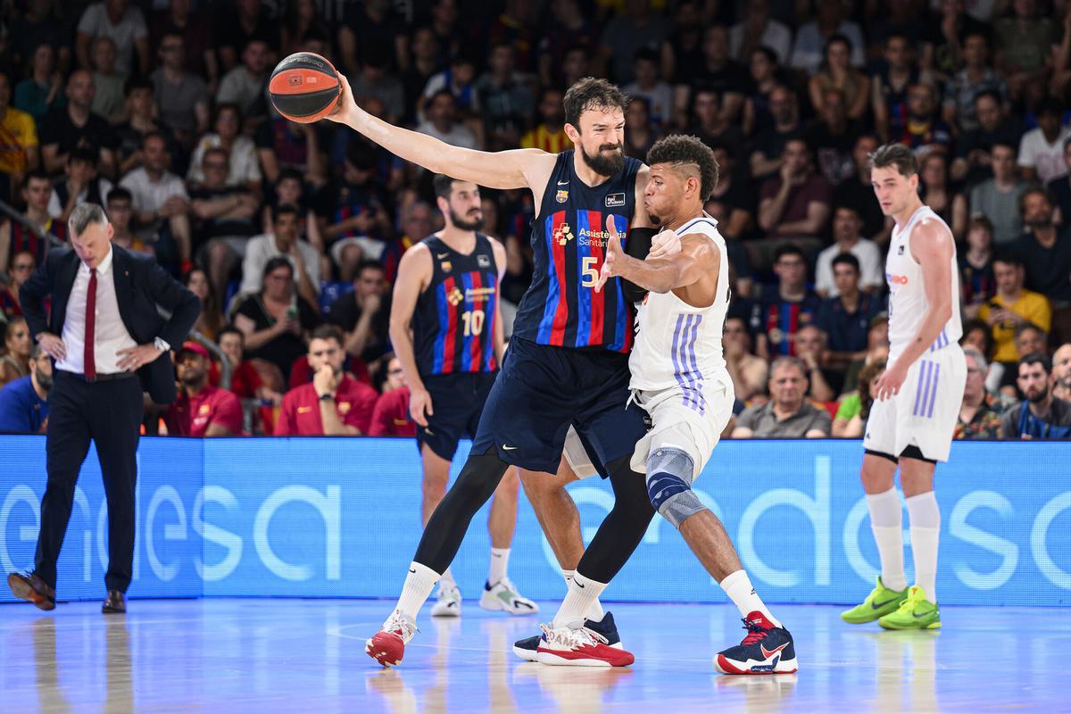 Sanli controla el balón en presencia de Tavares en la última final de Liga Sanli controla el balón en presencia de Tavares en la última final de Liga