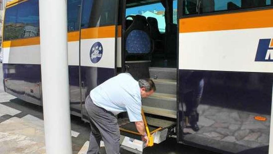 El autobús adaptado, en la estación de Cangas. // Santos Álvarez