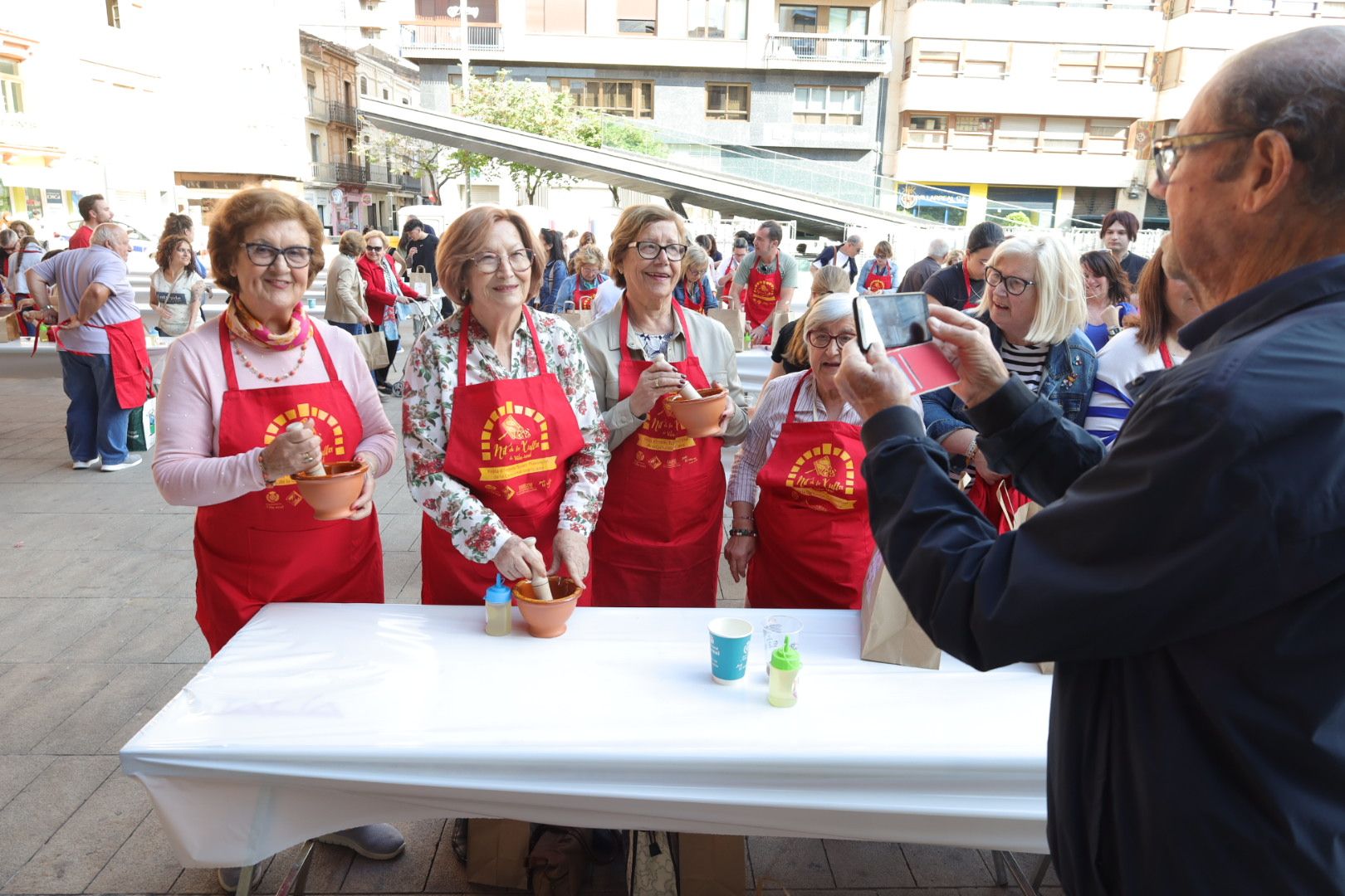 FOTOGALERÍA I Las imágenes de la Nit de la Xulla y del encuentro de elaboración de allioli de las fiestas de Vila-real
