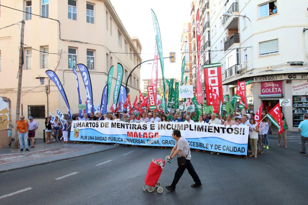 Bajo el lema '¡¡Hartos de mentiras e incumplimientos!!' cientos de personas han recorrido la ciudad desde el Hospital Civil hasta el Hospital Noble