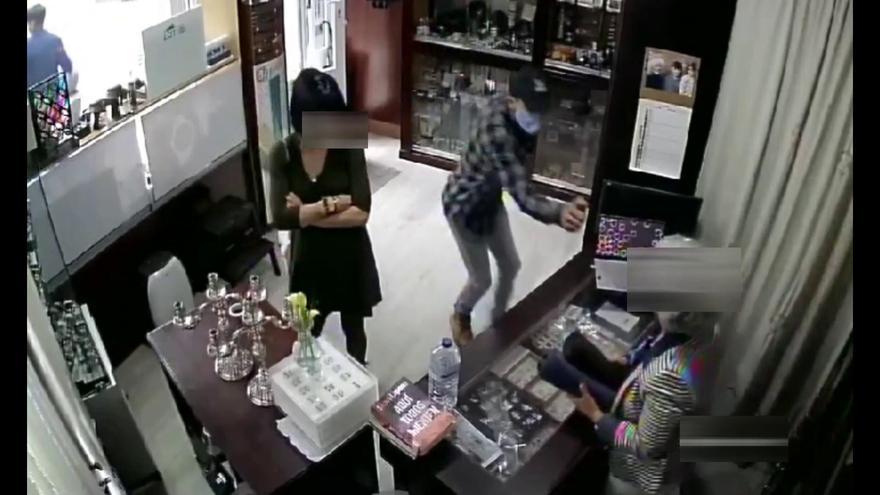 Detenidas dos personas de A Laracha y Cerceda por un robo violento en una joyería de Cee