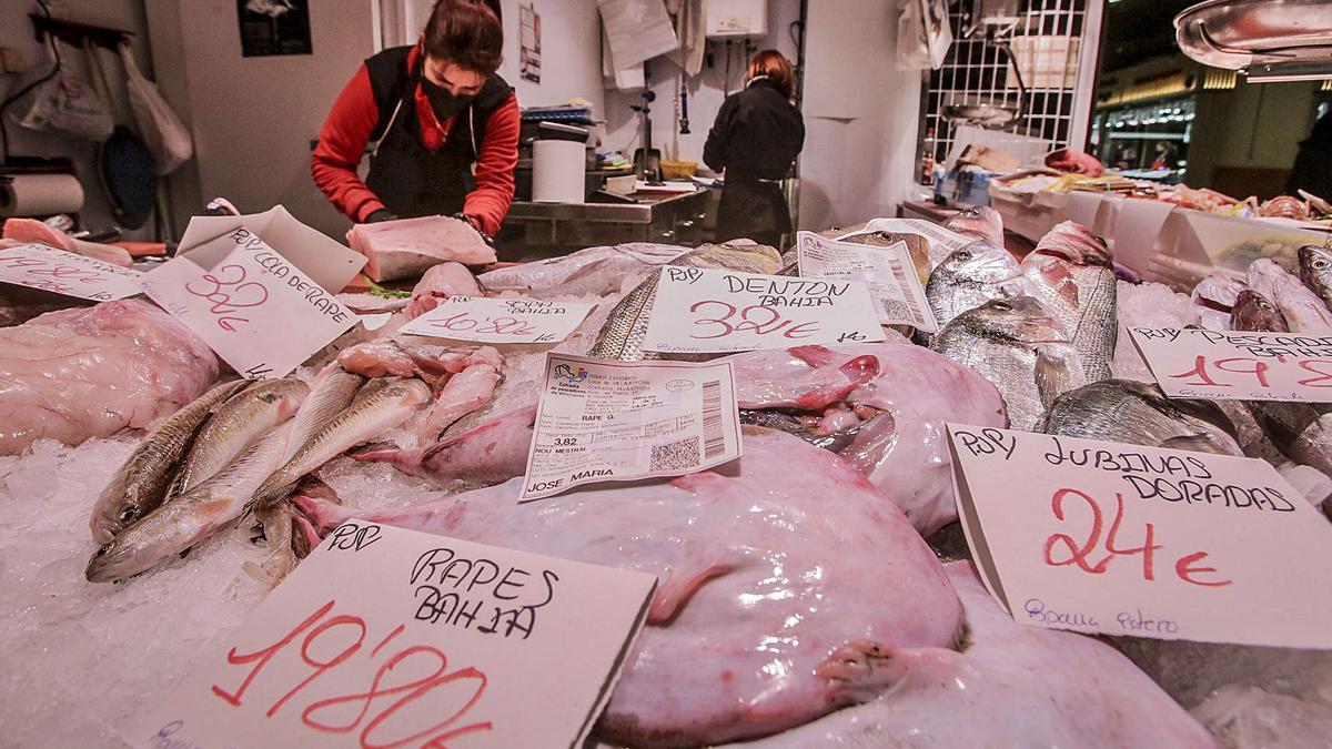 Precios que se pagaban ayer en el Mercado Central de Alicante, donde algunos pescados y mariscos se venden más caros. | PILAR CORTÉS