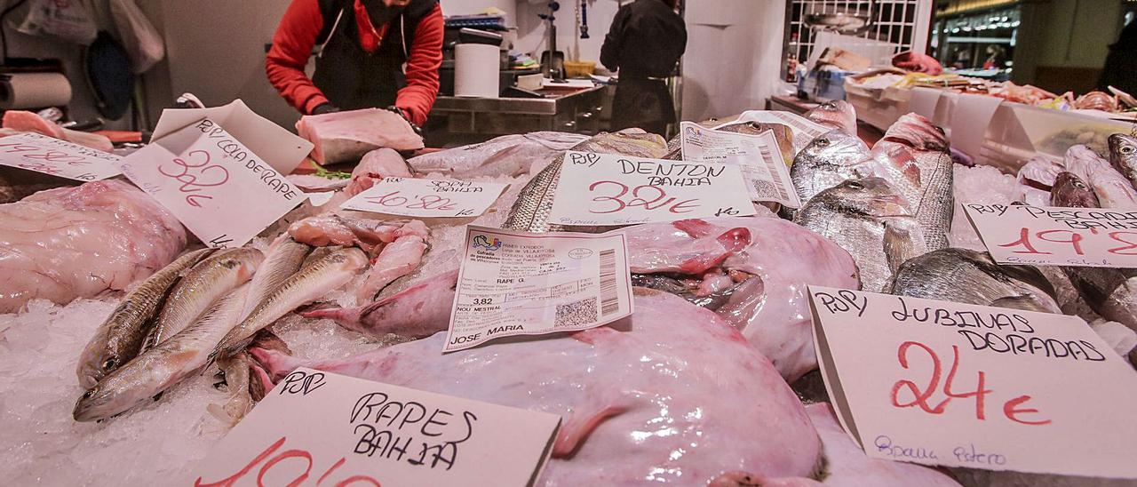 El temporal convierte en un bien escaso el pescado, cuyo precio se duplica en los puntos de venta