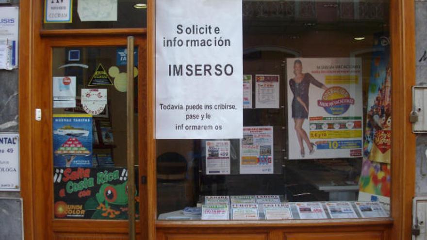 Una agencia en Tenerife anuncia los viajes del Imserso.