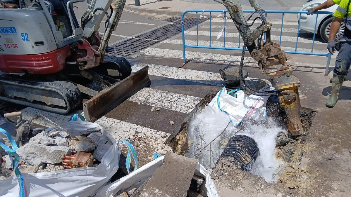 Una máquina, durante los trabajos para descubrir la fuga.