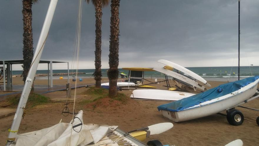 El temporal destroza embarcaciones en Benicàssim