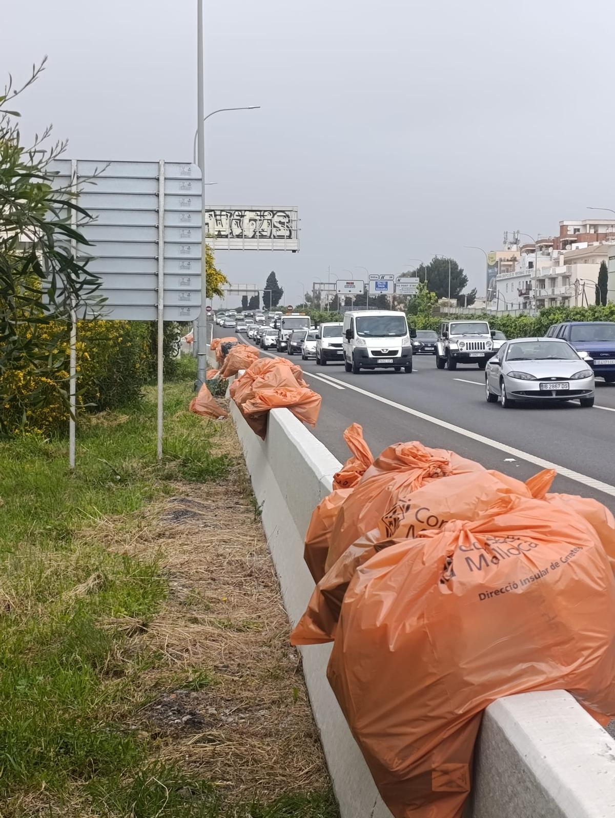 Bolsas de basura recogidas por los operarios en la Vía de Cintura.