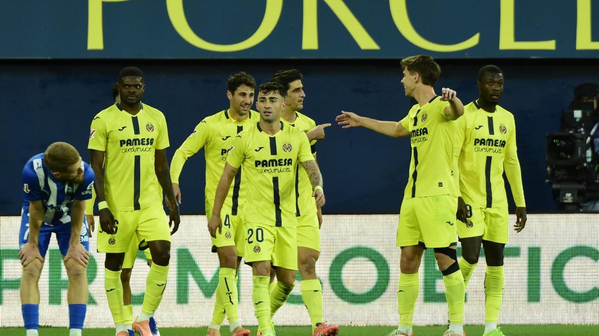 Los jugadores del Villarreal celebran uno de los tres goles al Alavés.