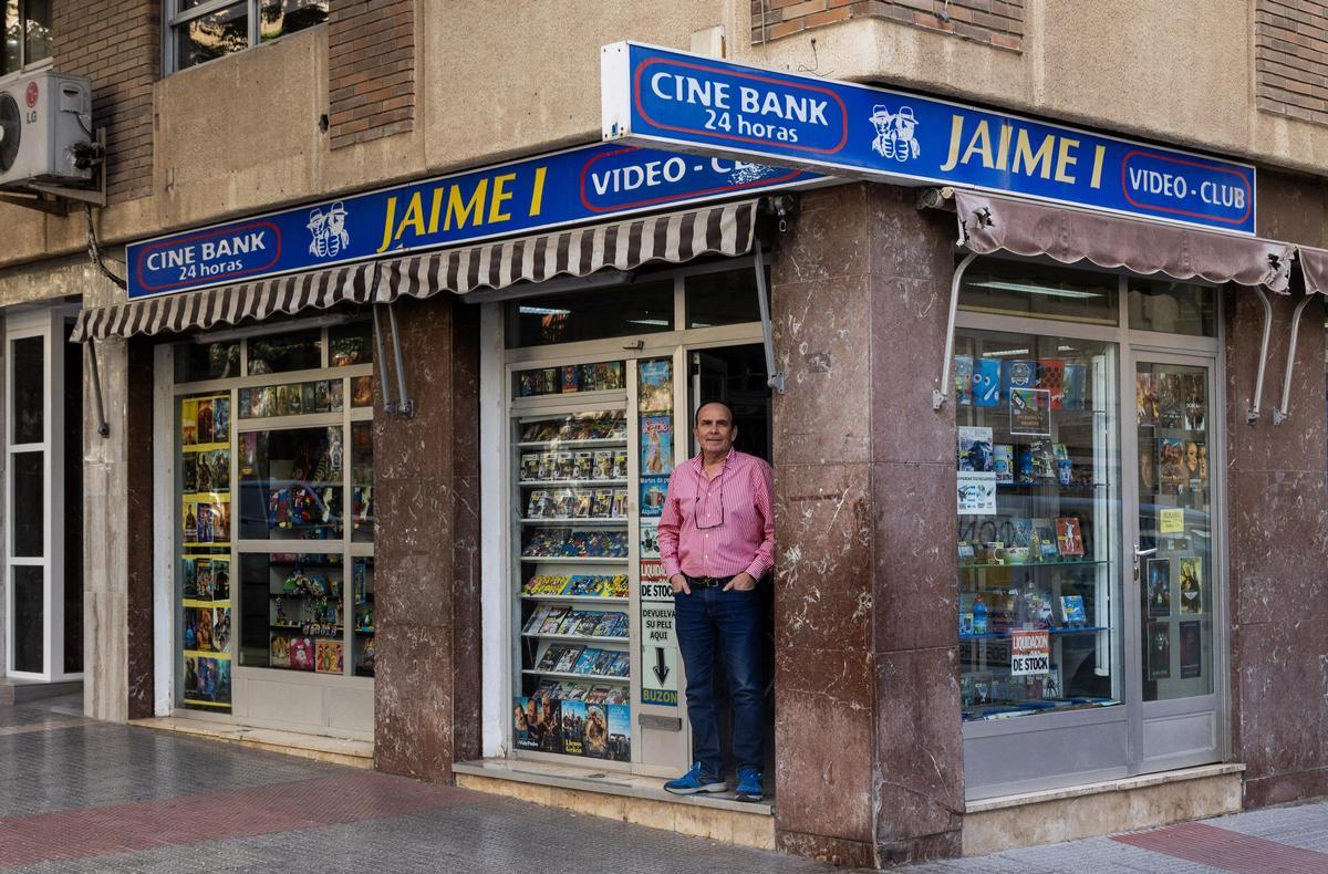 Juan Vicente, frente a las puertas de su videoclub, el Jaime I de Sant Joan.