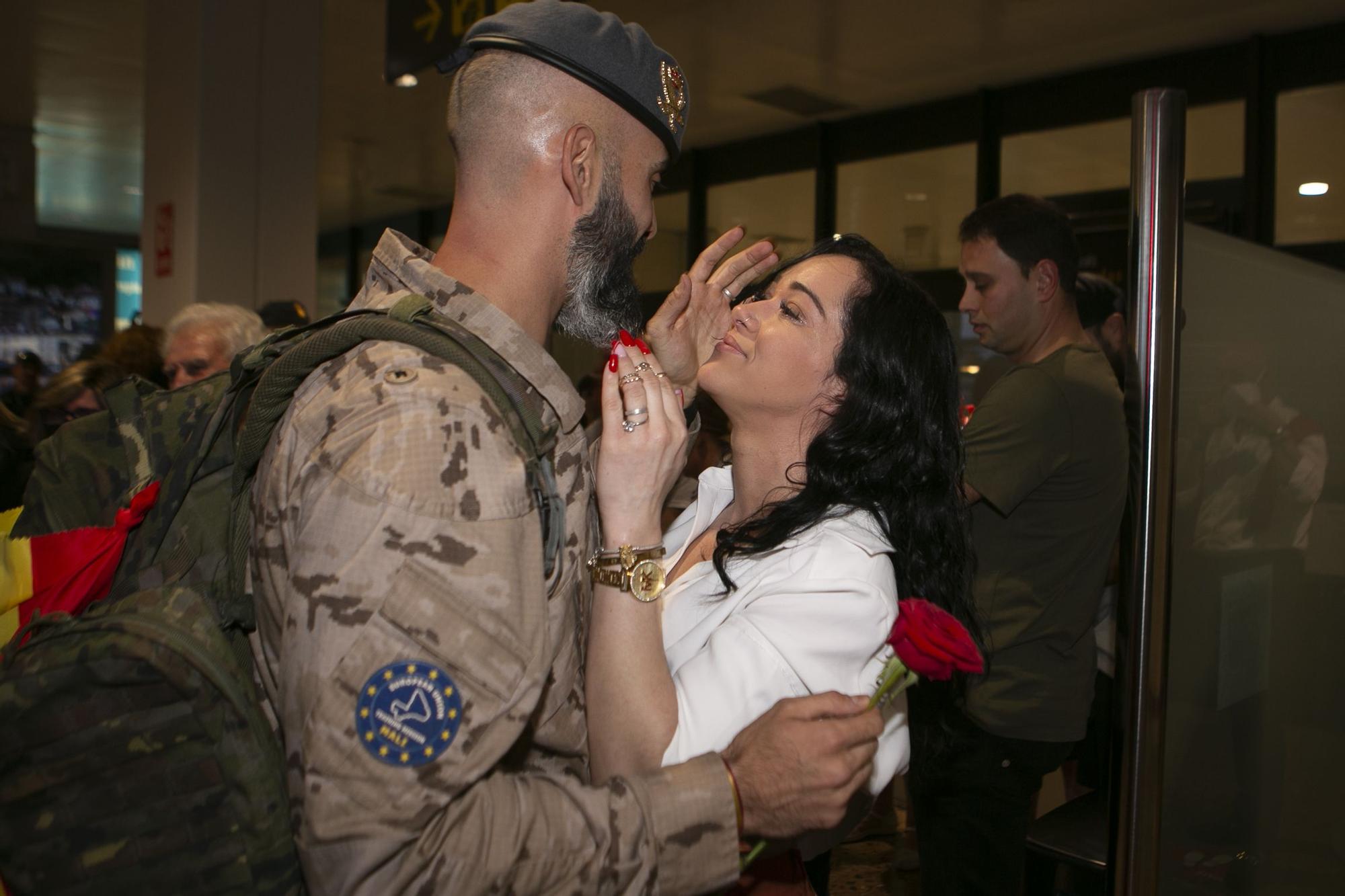 Emocionante llegada al aeropuerto de Asturias de los militares que regresaron de Mali