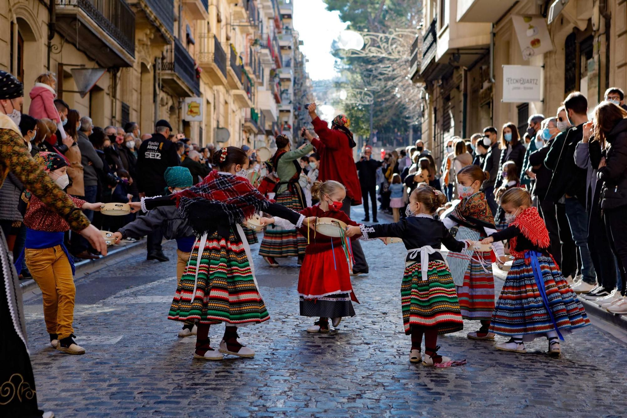 Alcoy da el pistoletazo de salida a su Trilogía del Nadal con el desfile de les Pastoretes