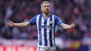 El jugador del Alavés Carlos Vicente, durante el partido de LaLiga EA Sports entre el Atlético de Madrid y el Alavés, este domingo en el estadio Riyadh Air Metropolitano en Madrid.-EFE/ Manu Reino
