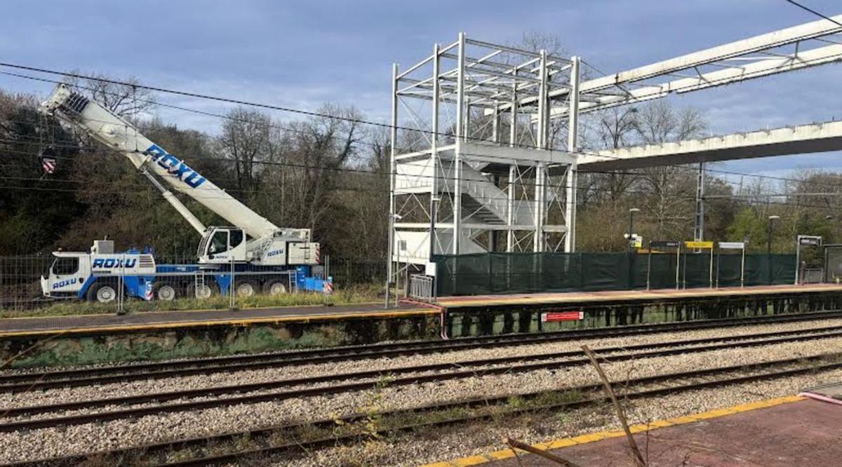 Una grúa, junto a una de las estructuras para los ascensores de la terminal.  | J. A. O.
