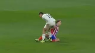 Ceballos se libró de la roja tras una entrada durísima a Barrios