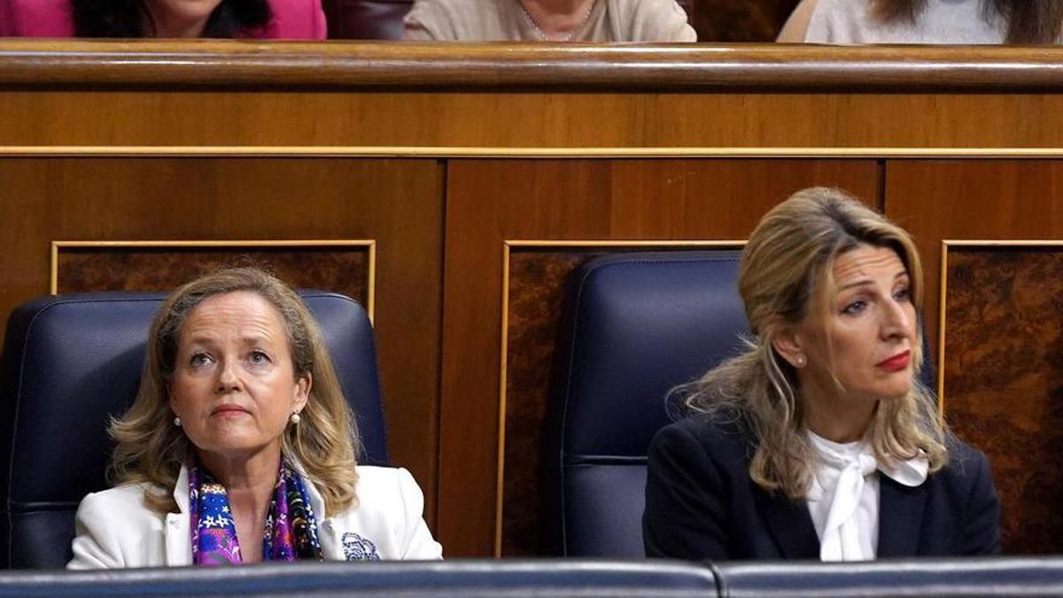 Las vicepresidentas Nadia Calviño y Yolanda Díaz durante un pleno del Congreso.