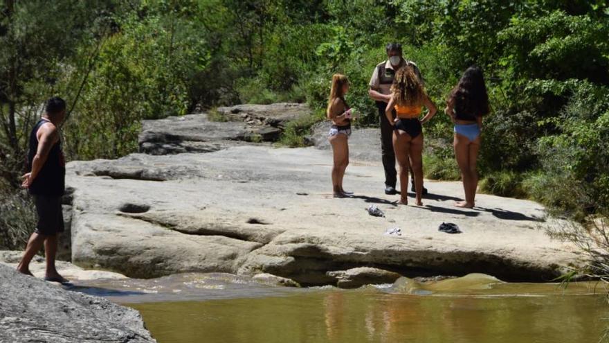 Guardes Rurals vigilen que es compleixi la prohibició de banyar-se a la riera de Merlès |