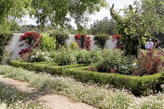 Gartenarchitektin Andi Lechte zeigt einer Reisegruppe ein Anwesen bei Santanyí. Der Entwurf stammt aus ihrer Feder.