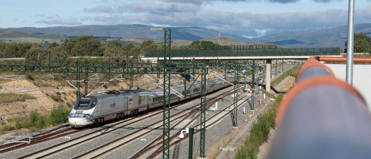 Un tren discurre por la estación de Sanabria AV.