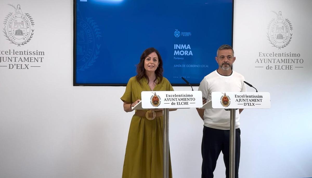 Inma Mora y Pedro José Sáez, en la comparacencia de la junta de gobierno este jueves.