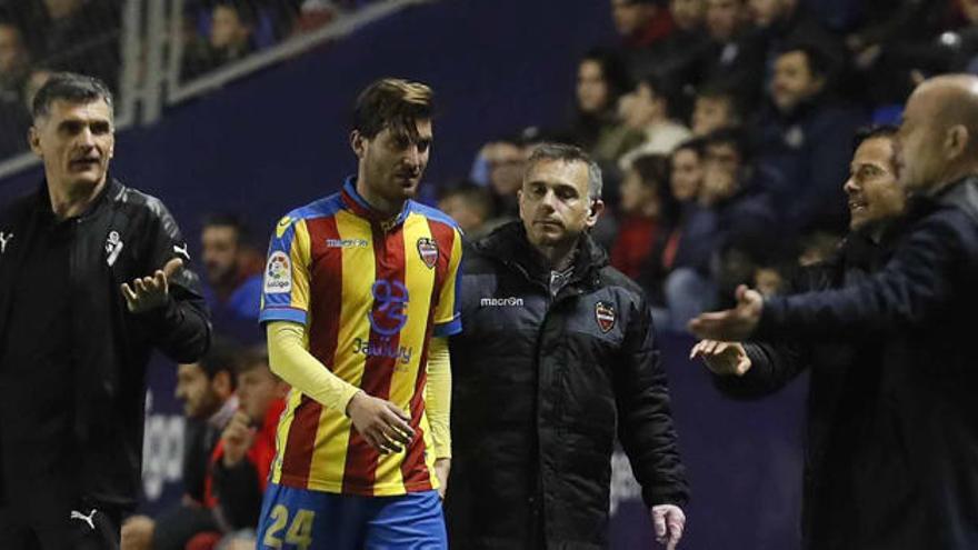 Campaña se retira lesionado del Levante-Eibar.