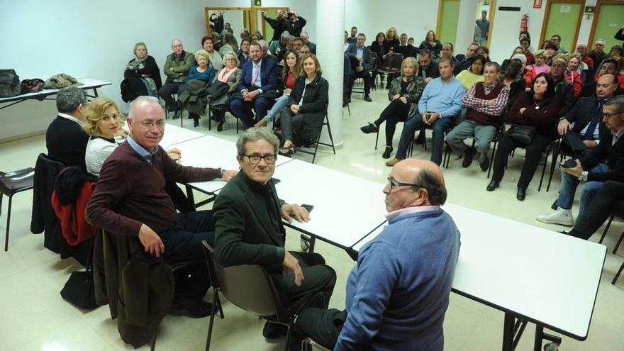 Representantes del Ayuntamiento y de los colegios profesionales se reunieron ayer con vecinos.