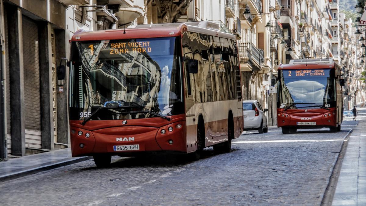 Un autobús urbano a su paso por la calle San Nicolás en Alcoy.