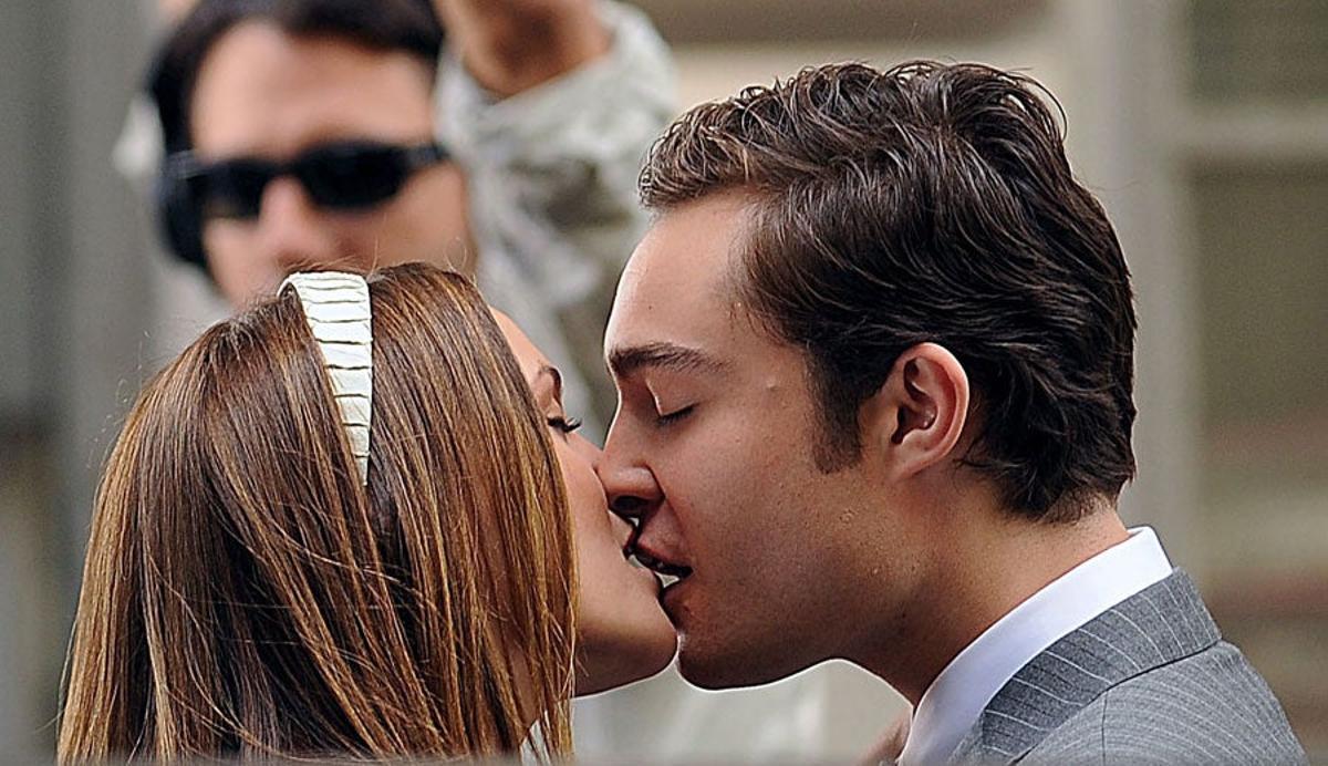 Blair y Chuck dándose un beso.