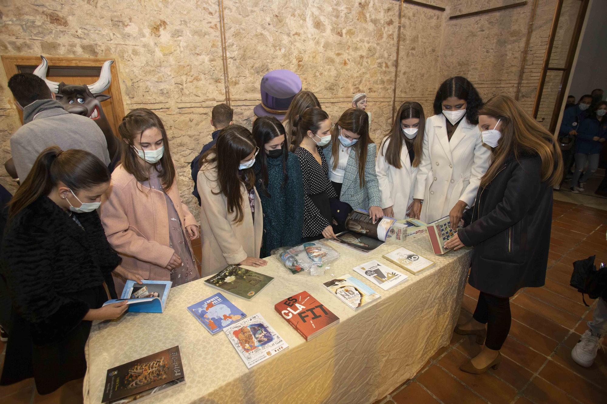 Inauguración de la exposición del "ninot" celebrada en la cada de la cultura de Alzira.