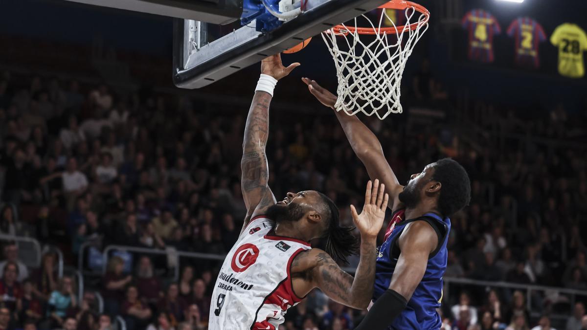 Nate Watson intenta encestar ante la oposición de Chimezie Metu en una acción del Barça-Zaragoza.