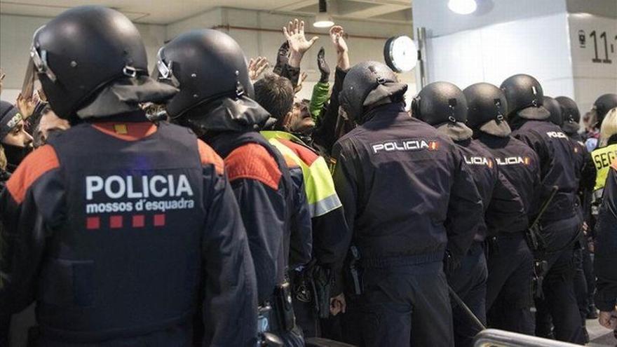 Manifestantes invaden las vías de Cercanías y cortan las vías del AVE en Girona