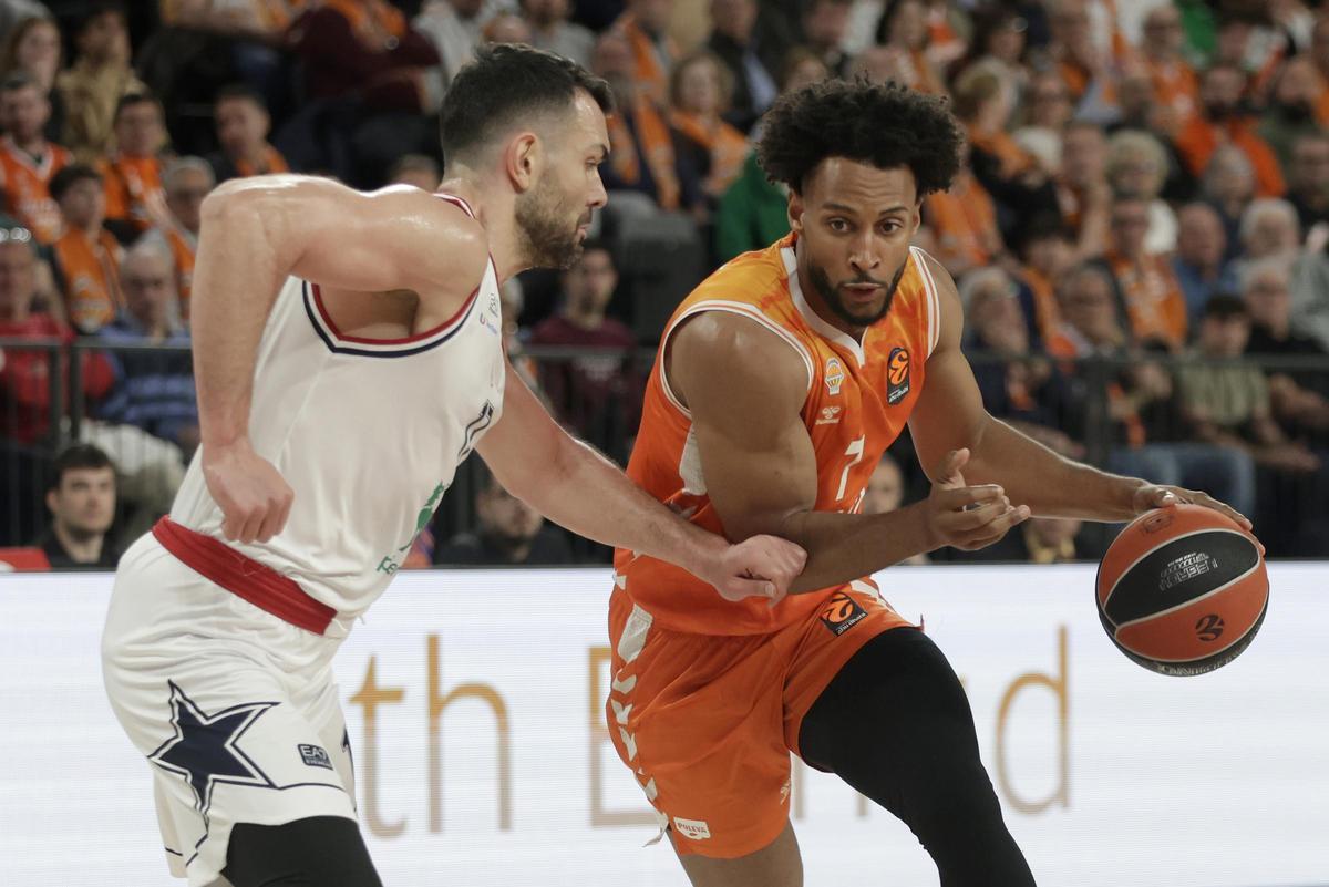 Braxton Key encara Giampaolo Ricci en el darrer partit europeu del València, contra el Milà