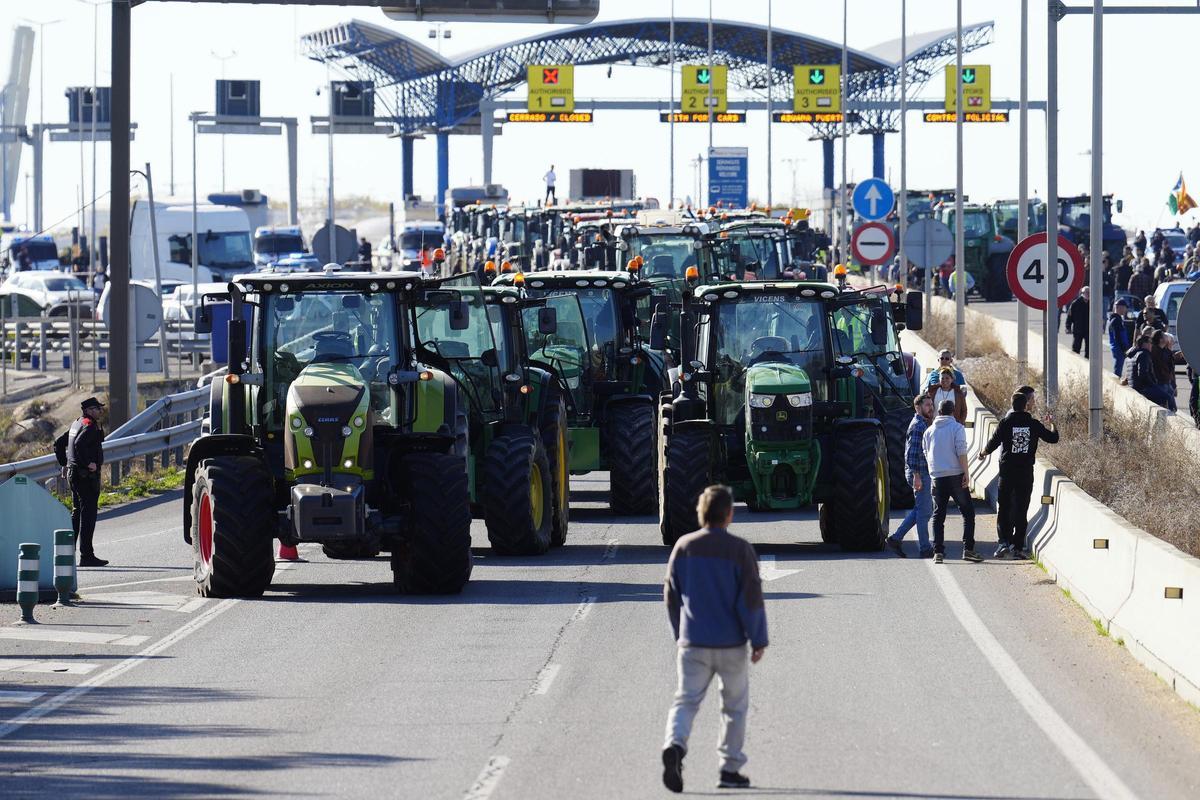 Los tractores bloquean el acceso al puerto de Tarragona