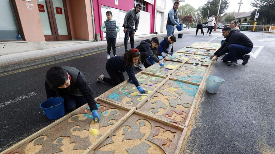 Una veintena de voluntarios elabora los alfombrados que reciben este domingo al Viático