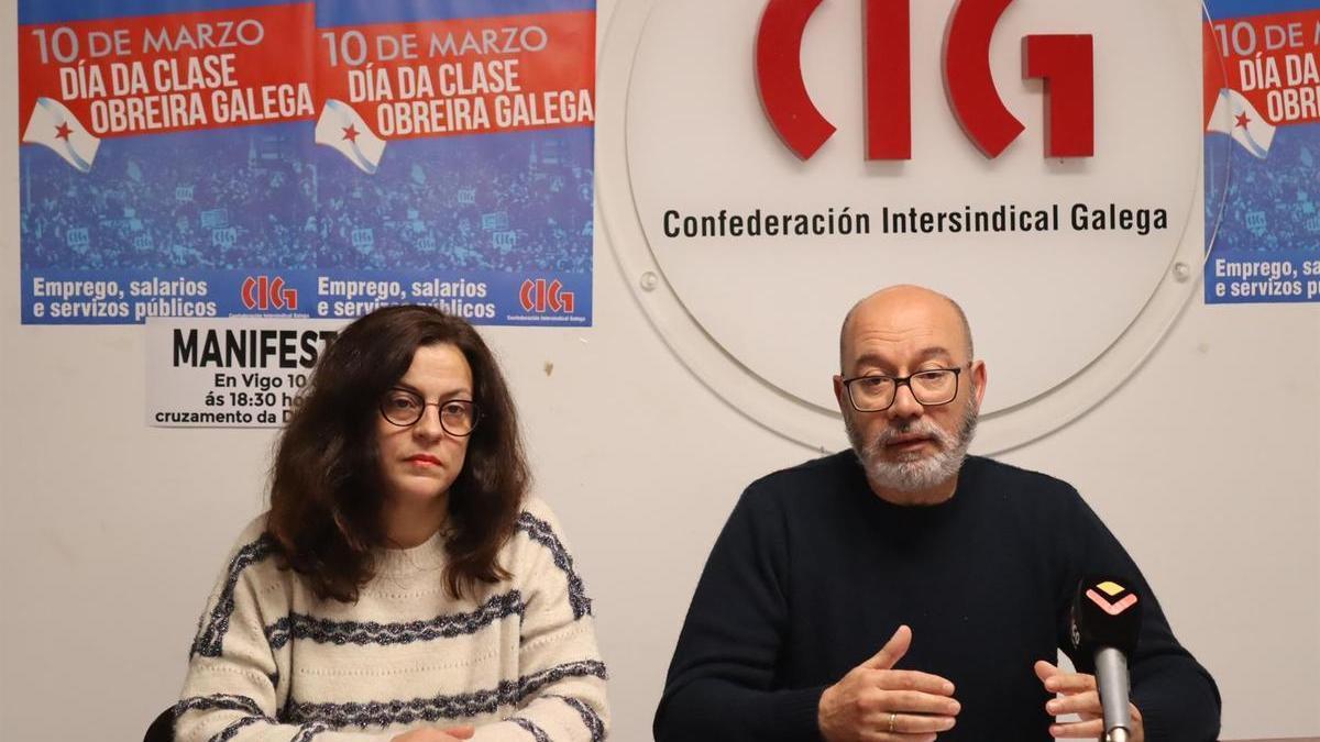 El secretario comarcal de la CIG en Vigo, Alberte Gonçalves, y Raquel Pérez, integrante de la Ejecutiva, presentan los actos con motivo del 10 de marzo