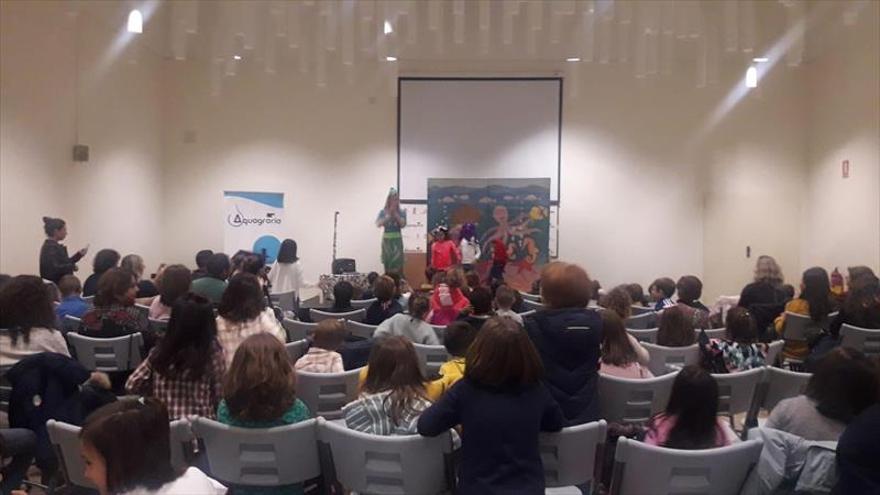 Los escolares disfrutan del teatro en inglés en el Museo Aquagraria