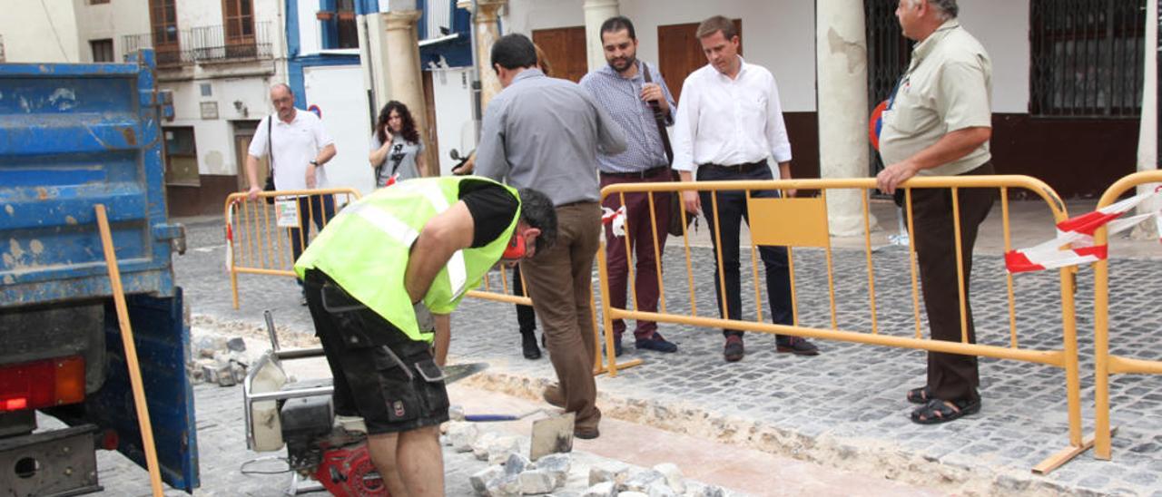 Xàtiva inicia la peatonalización de la plaza del Mercat sin consenso con  los comerciantes