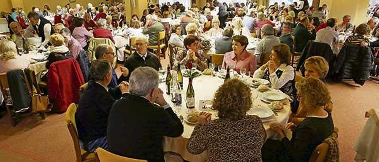 Los coralistas vigueses, en la comida anual celebrada este domingo en el Hotel Coia.  // Marta G. Brea