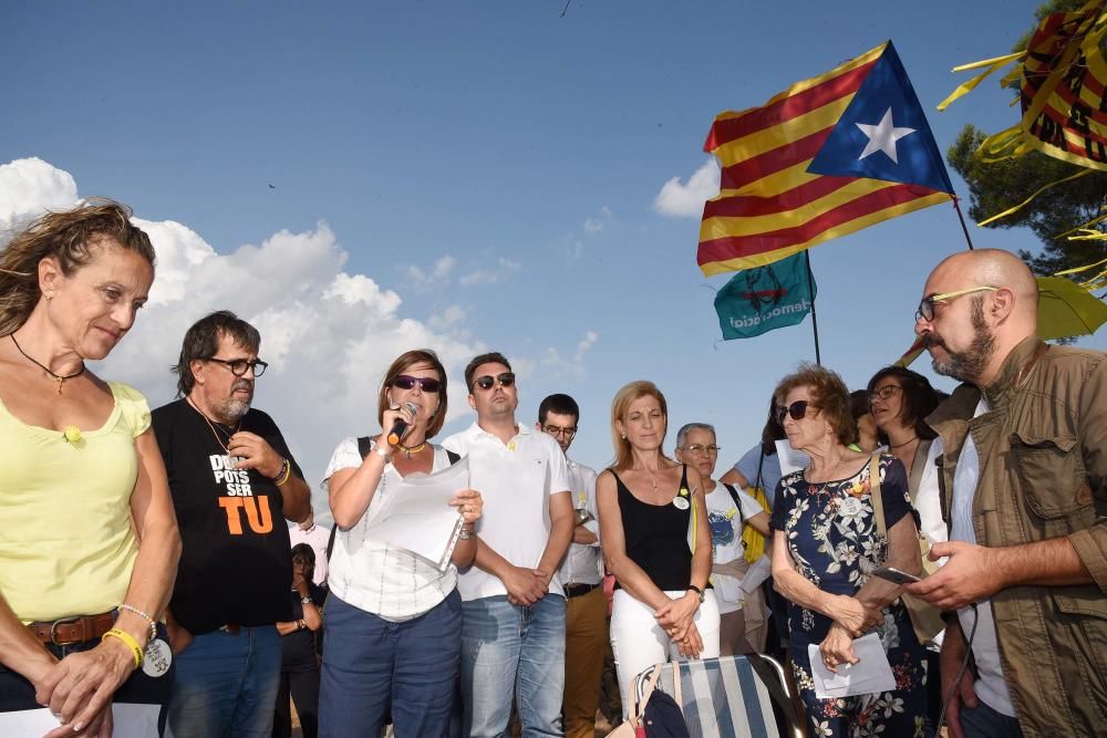 Celebració dels 52 anys de Jordi Turull a l'exterior de Lledoners