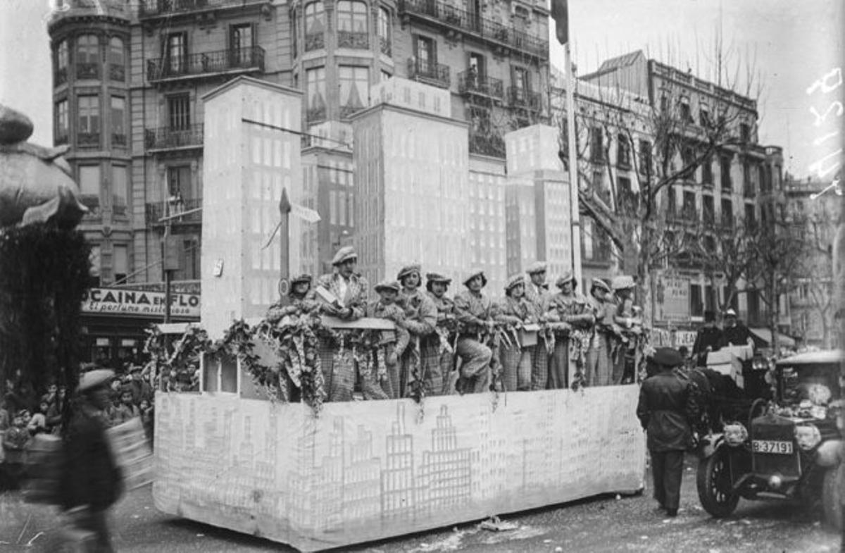 Carroza de carnaval Nova York" en el Paseo de Gràcia. Foto: Brangulí.