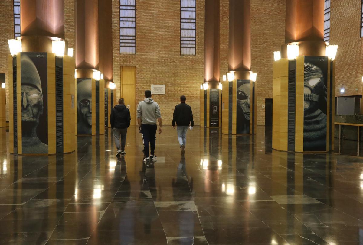 Grandes retratos de humanoides adornan el vestíbulo del Auditorio de Zaragoza.