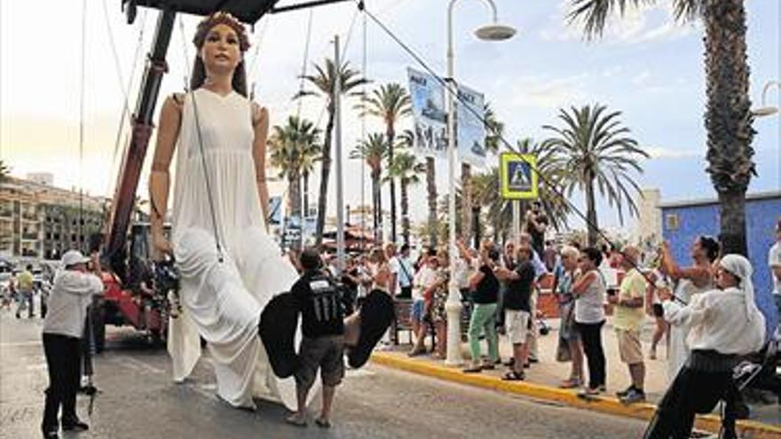 Peñíscola regresa al medievo con el desfile del Papa Luna