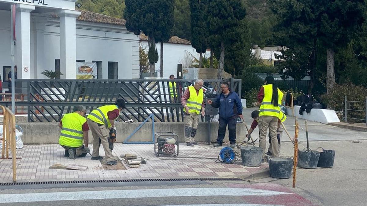 Un grup d'operaris realitza les obres a la porta del cementeri municipal de Tavernes