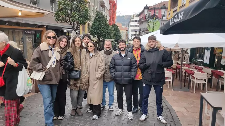 Aficionados del Dépor en Oviedo pese a que no todos tienen entrada
