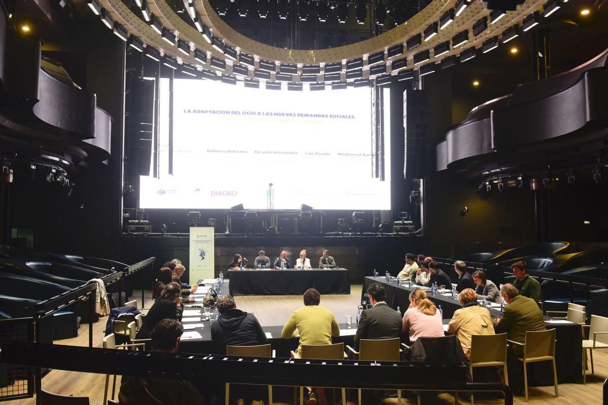 Interior de la sala Pelícano durante la primera conferencia, 'La innovación en el sector del ocio y los espectáculos'.