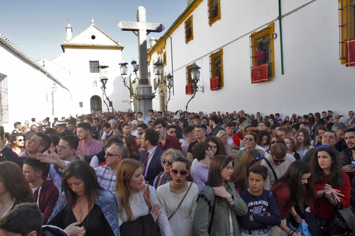 La cofradía de la Sangre enseña su caminar clásico