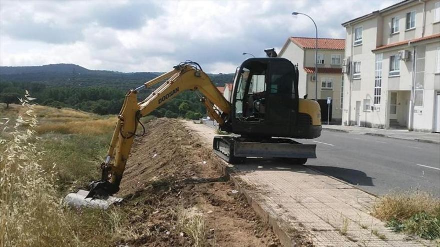 El Ayuntamiento de Plasencia usa maquinaria pesada para crear fajas sin pasto