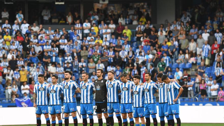 Los jugadores deportivistas, con la grada al fondo, antes del inicio del partido ante el Teruel. |  // CARLOS PARDELLAS