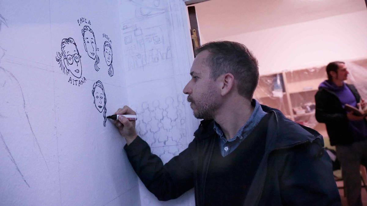 Alfonso Zapico, dibujando en una de las paredes de «La Aramoteca». | Analía Pello